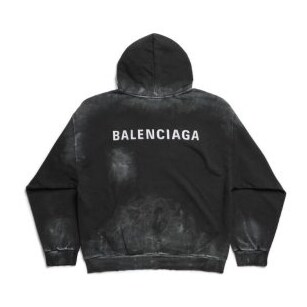 Scopri il massimo del lusso nello streetwear. Acquista la nuova collezione di felpe Balenciaga, con loghi iconici, e cap...