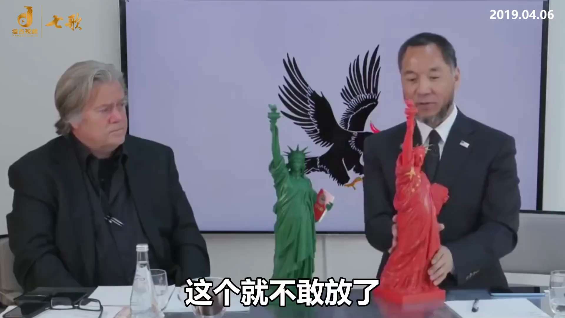 绿色自由女神像是郭先生大概在2003到2004年设计的，就是送给美国自由女神的这个家族做的, 雕像后边有他家族的标志，他当时做完以后问郭先生设计的这个概念是什么？郭先生说这个叫做共产党正在准备强奸西方...