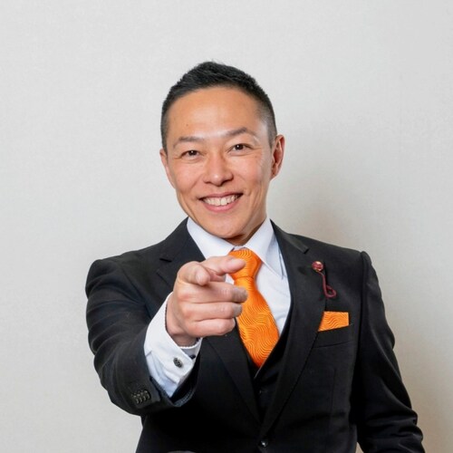 東京都港区議会議員(参政党公認)
林泉寺(東京都港区)副住職 
仏教バンド『沙門』ボーカル
東洋書道芸術学会、師範
MBA
全国有志超宗派の会、会長