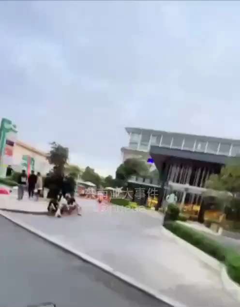 1月23日，在中国驻柬埔寨大使馆门外求助滞留的中国难民越来越多