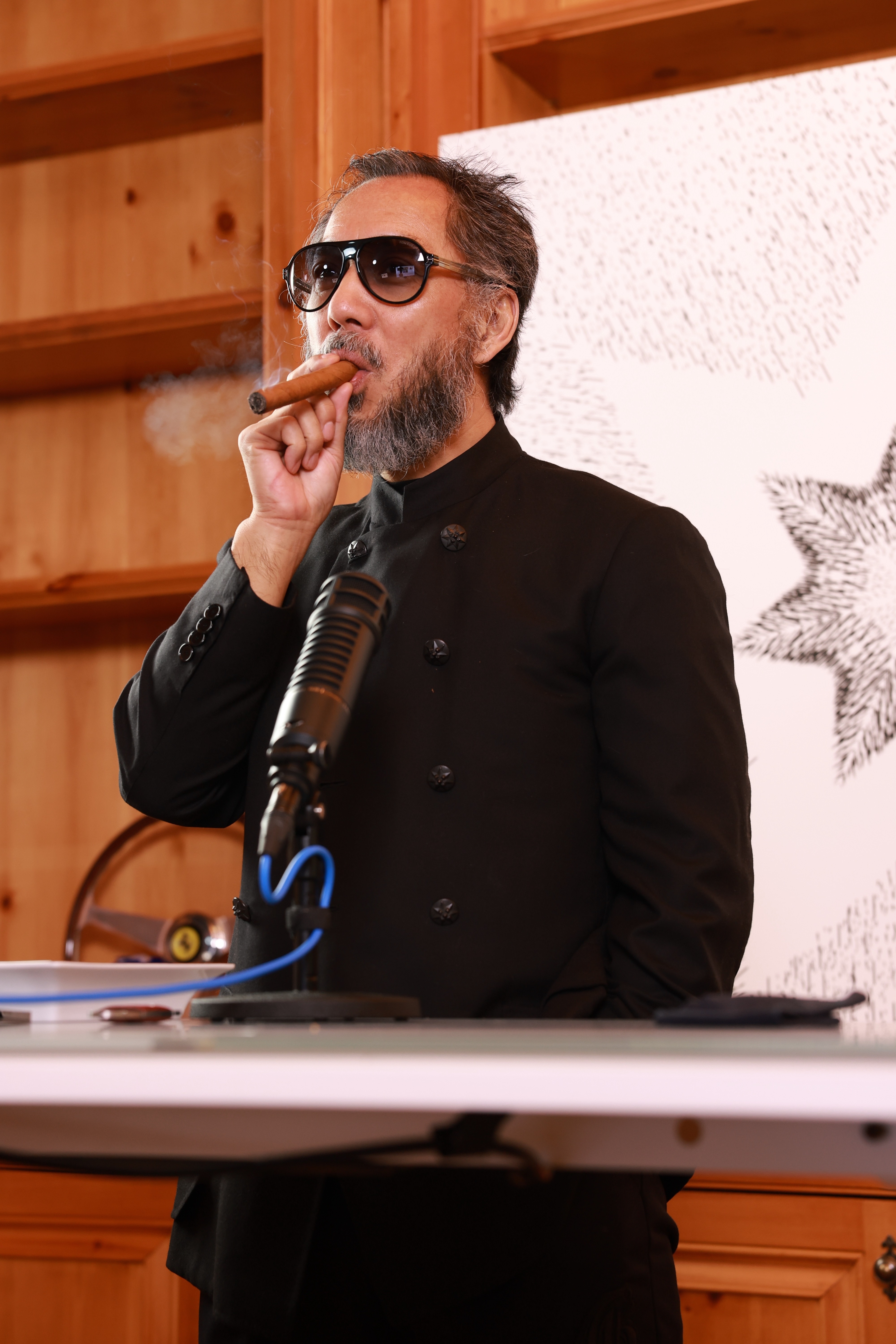 七哥说：“现在是时候我要出去了。天时地利已到，隐居MDC修行三年不到，七哥感觉到神力和时势的需要，七哥要入世了，斩共灭贼！”
