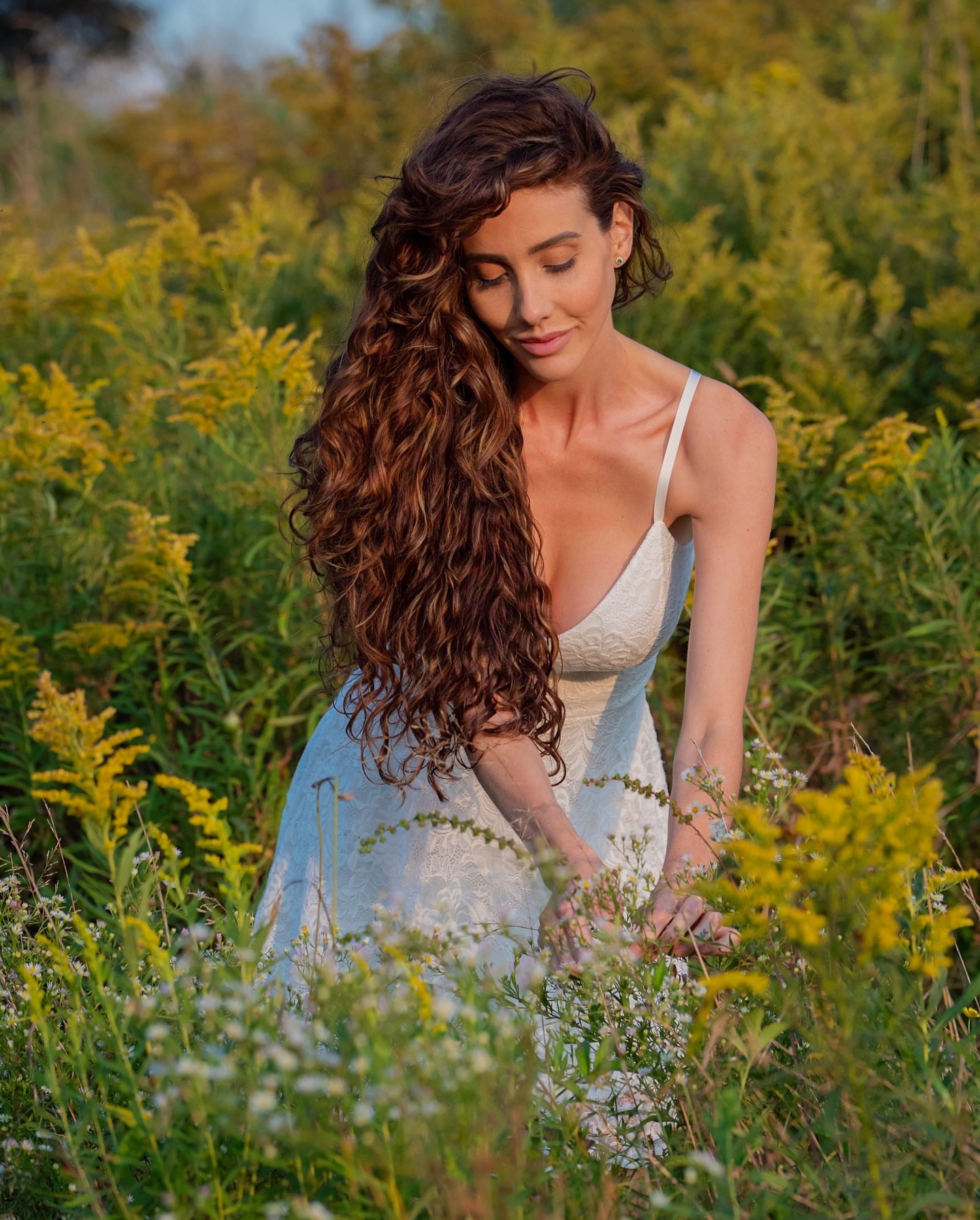 Soft light, wildflowers, and a quiet moment 🌿✨