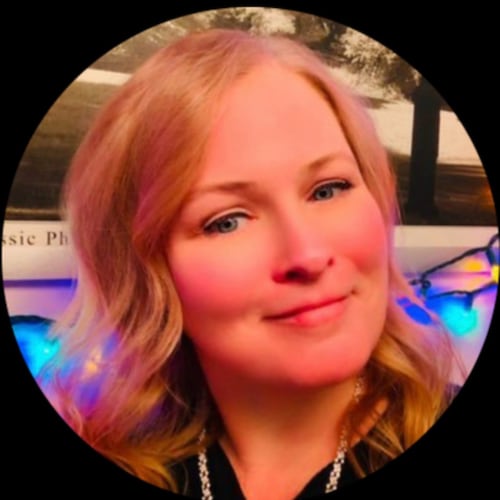 Wife, Mom. Raised on the Bible and Politics. MAGA 🇺🇸