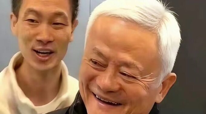 X账号（总裁简报 CEO Briefing）释出疑似马云近期照片，并配文称：马云的头发全白了，真没想到才这几年光景，人竟老成了这般模样。最新富豪榜出炉，张一鸣、钟睒睒、马化腾稳居前三。马云则罕见跌出前...