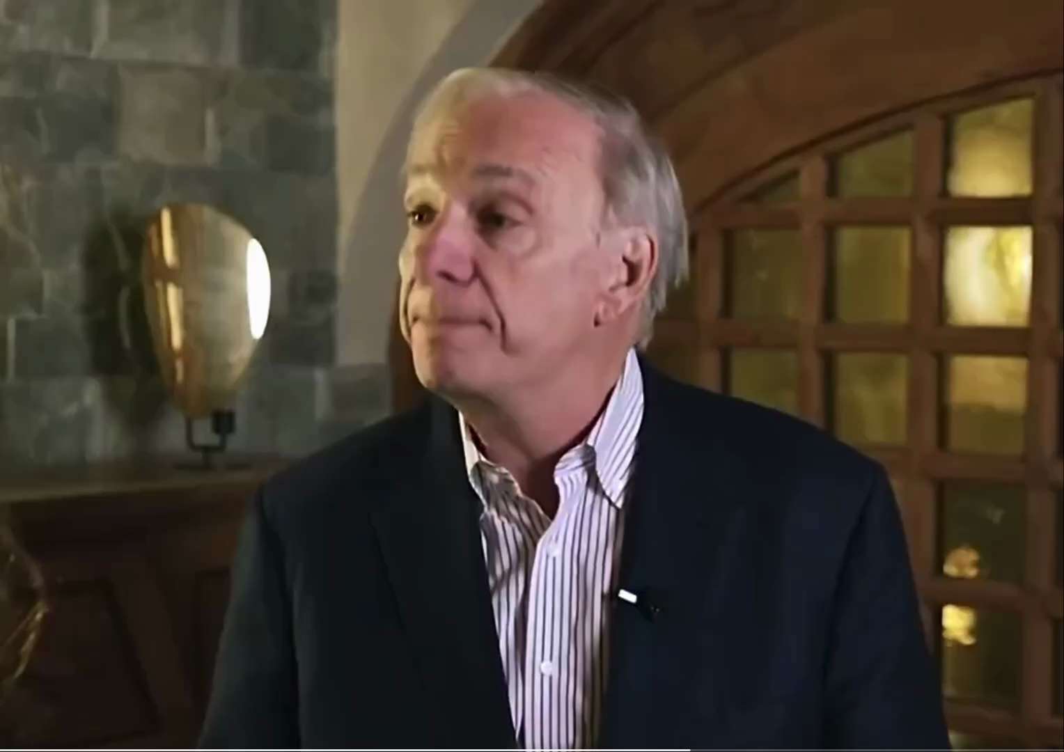 桥水基金创始人达里奥呼吁黄金成为世界新货币，取代法定货币体系。他说“这是我们所知的货币体系走向终结的开始，这也是各国央行选择黄金的原因。”

#黄金 #法币 #三票先生 
