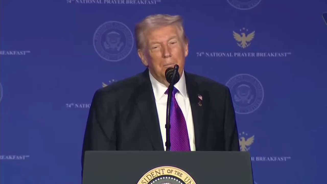 特朗普总统：“不，你知道吗？我不在飞机上睡觉。实际上，我喜欢看着窗外，看看有没有导弹和敌人。”

人们都笑了，但特朗普并非在开玩笑……

如果你还记得的话，空军一号在前往达沃斯参加世界经济论坛的途中，...