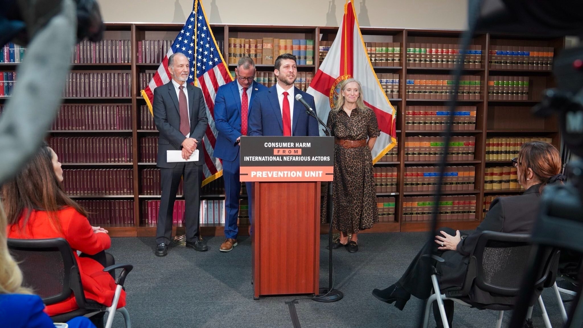 佛州总检察长启动“中共防范小组”，全面围堵数据与经济渗透

2月10日，佛罗里达州新任总检察长 James Uthmeier 5日正式宣布成立“中国防范小组”（CHINA Prevention Uni...