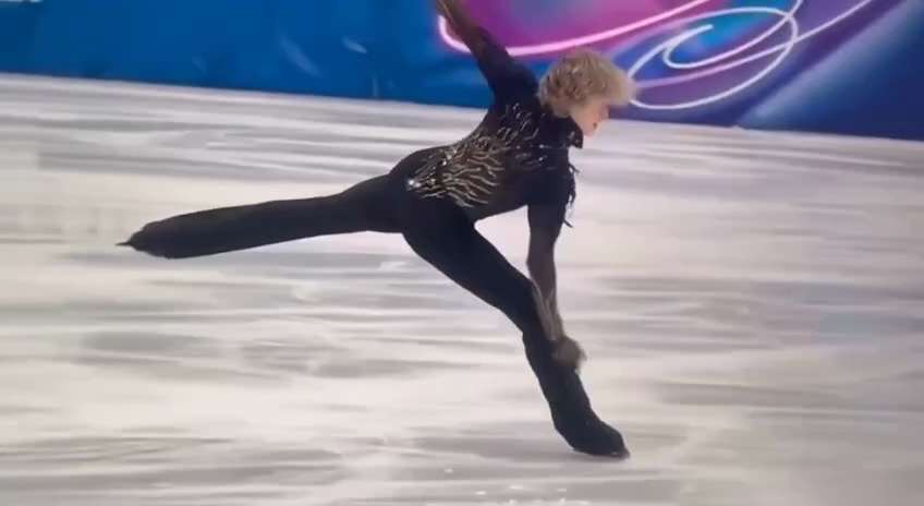 ⛸️ 🔥这是时隔50年后才能看到的高难度超炫表演

🇺🇸美国花样滑冰选手伊利亚·马里宁在男子单人短节目和自由滑中都加入了后空翻动作，引发全场轰动👏

美国队靠他这波操作拿下了团体金牌🎖️

...