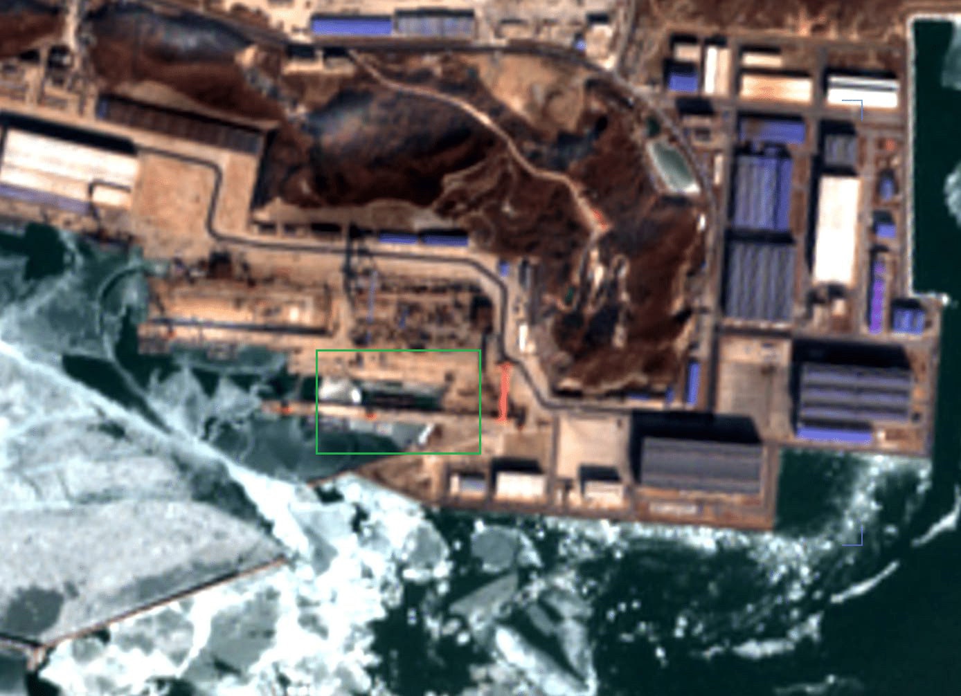 Navalnews 报道称，中国首艘 095 型攻击核潜艇已经在渤海造船厂下水，由于来源方未同意发布高分辨率影像，只有 哨兵-2 L2A 拍摄的低清卫星照和 CG 图。
据估计长度约 110~115 ...