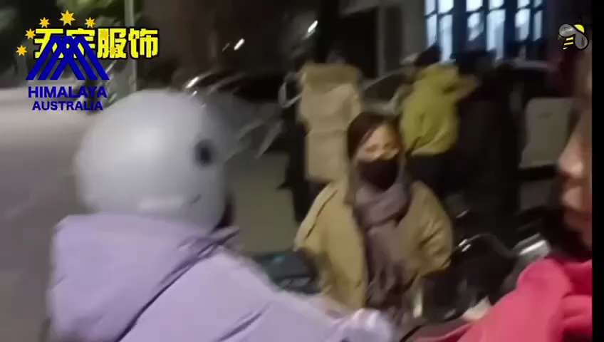 編號：4️⃣2️⃣0️⃣
【中共乱象】从除夕到初一（2月16至17日），仅在江苏扬州高邮一地，就有三家服装厂的工人还在讨要自己的工资。分别是舜邦服饰、天宇服饰以及咪咪服饰。
🔗himalayaust...