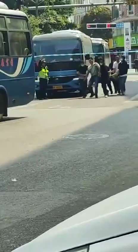 2026年3月25日，广东信宜。
警方抓捕几名抗议民众。

3月25日，广东省信宜市， 游行示威仍在继续，上百名抗议政府修建殡仪馆的群众再次走上街头高喊口号。
