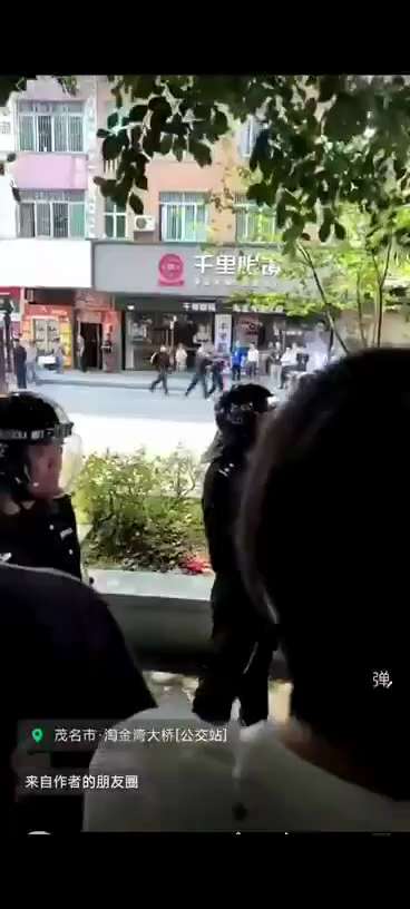 2026年3月25日，广东信宜，反殡仪馆现场。
数名便衣夹持押送、并合力将维权的群众 抬离现场
