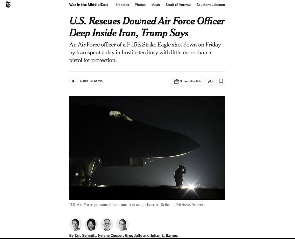 被美军在离开伊朗前线基地前摧毁的美国空军 M/HC-130 大力神运输机的残骸，曾成功用于营救被击落的 F-15 飞行员。

据报道，这架飞机陷在松软的地面里，为了避免被俘，飞机被炸毁。
查看原文

...