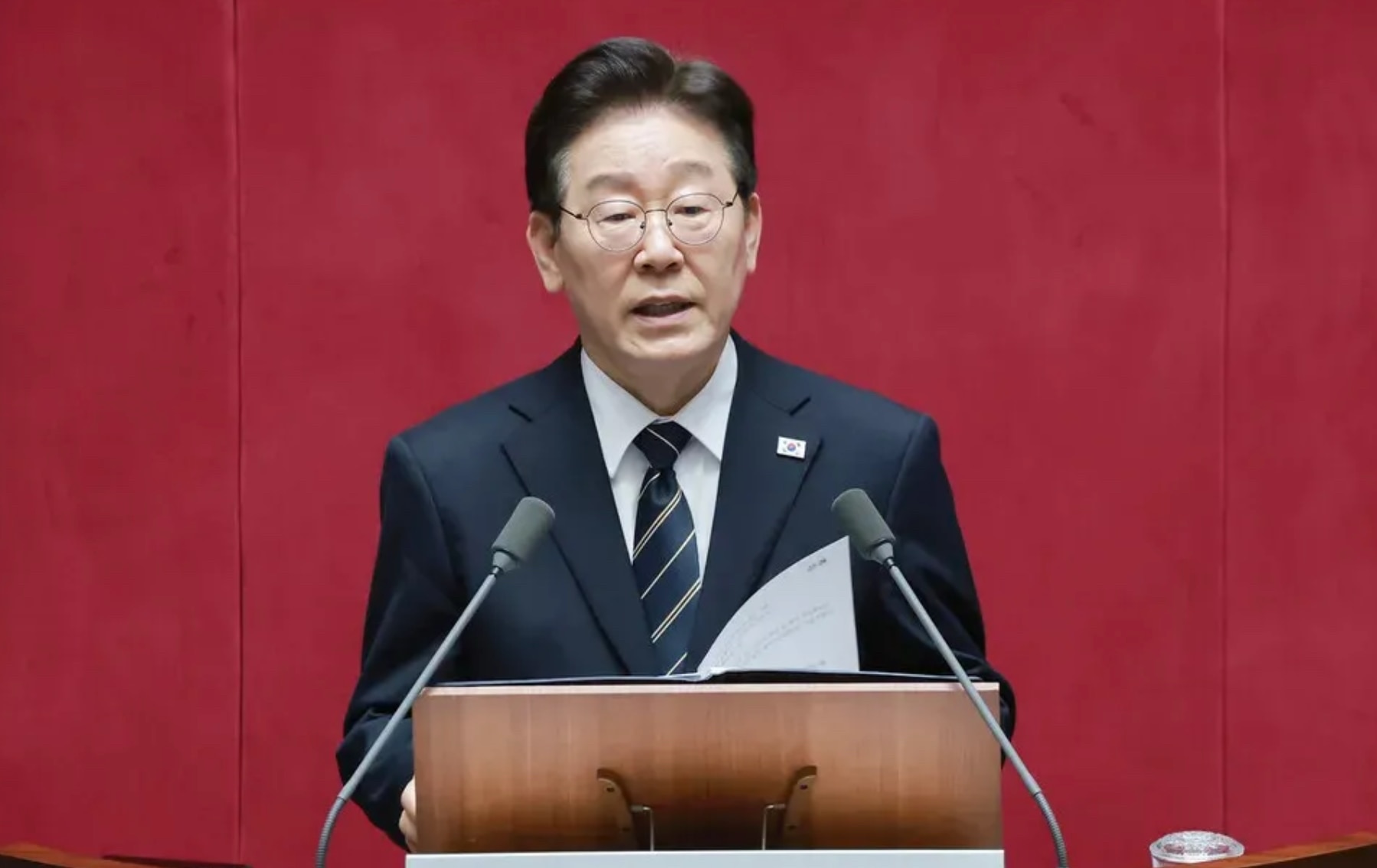 #背刺盟友 #李在明政府遣使赴伊协商过路费引发主权争议
4月15日，在川普政府对伊朗港口实施严密封锁之际，韩国李在明政府的动向引发剧烈震荡。为解救被困霍尔木兹海峡一个多月的26艘韩国船只（涉及173名...