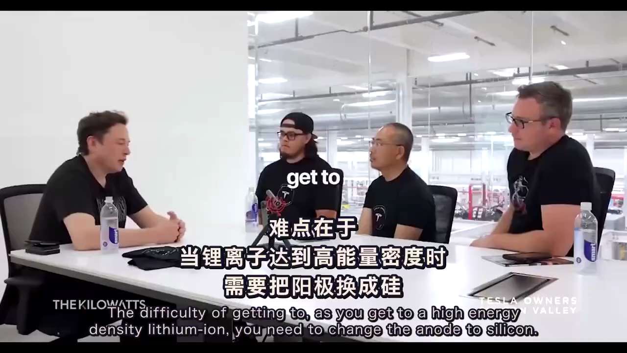 #马斯克把电动车的生死局拆解成了一道物理题
唯一卡住电动车普及的门槛就是续航。而续航的底层密码只有四个字: 能量密度。
电池演进的账本非常清晰。如果用老旧的铅酸电池，最乐观的续航也就80英里。换成镍氢...
