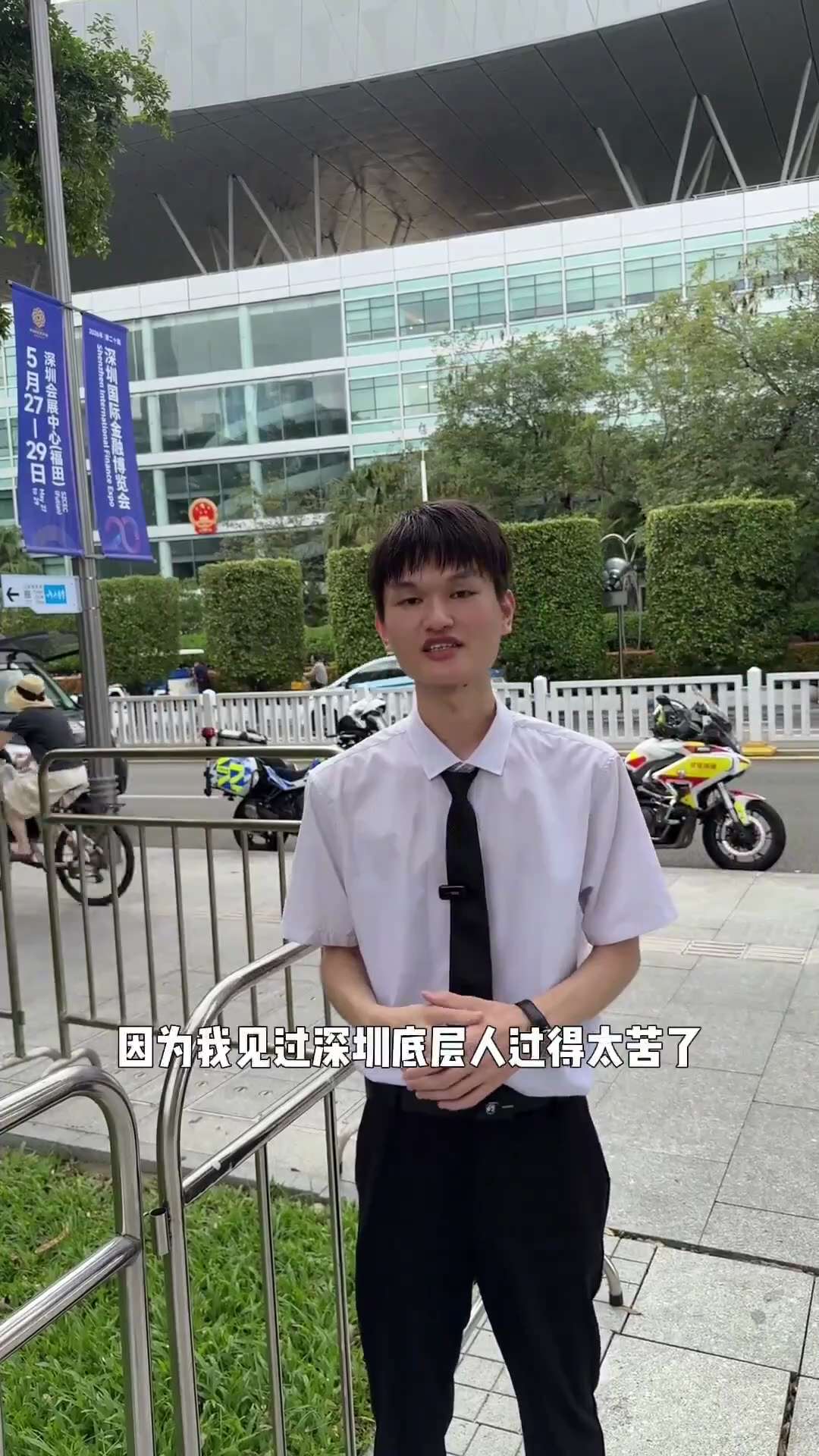 中共惧怕民智已开，
2026年5月25日，一名小伙在深圳街头宣布，他想竞选深圳市市长，为底层人民发声。

 小伙说深圳的底层人过的太苦了，有的老人靠捡垃圾为生，很多人露宿街头，所以他想竞选市长为底层人...