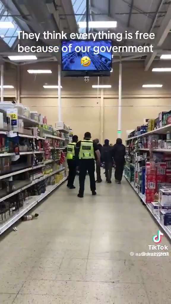 😡😡😡
🇬🇧 There is a shoplifting epidemic sweeping the UK 
 
Gangs of male foreign invaders have r...