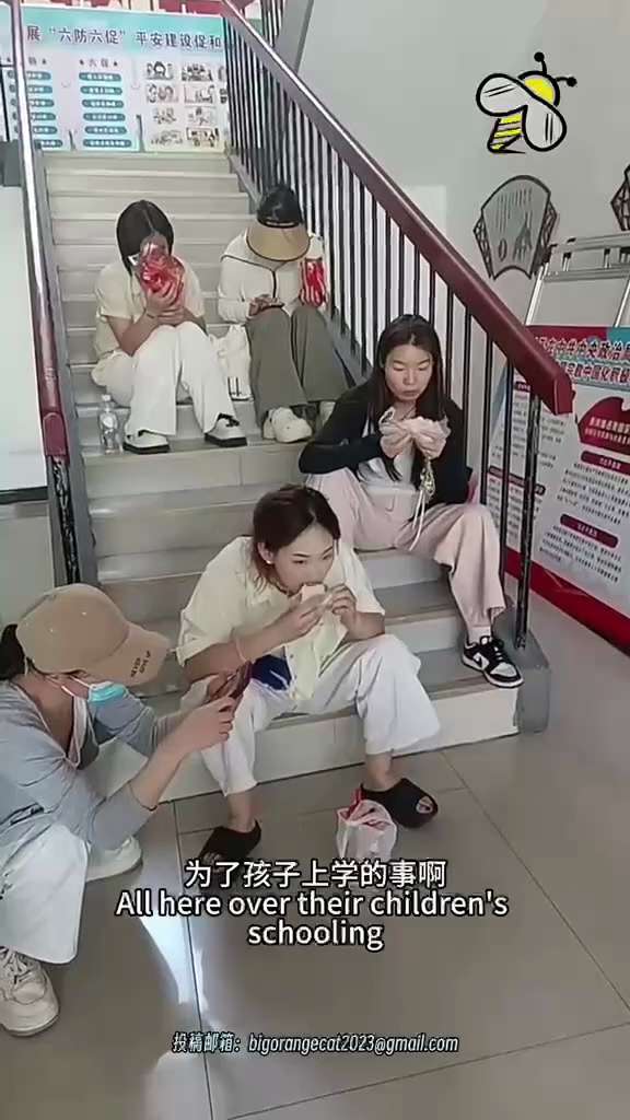 編號：4️⃣7️⃣5️⃣
【中共乱象】5月31日，由于校方长期拖欠工资，河南商丘伊顿南湖公馆幼儿园教师宣布集体罢课。家长闻讯后集体到幼儿园抗议，要求退还每人3万元的学费。
🔗himalayaustr...