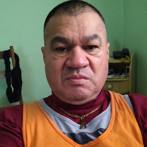 De Direita Conservadora, temente a Deus, de família tradicional e Bolsonarista... 
DEUS É BOM E O DIABO NÃO PRESTA ...