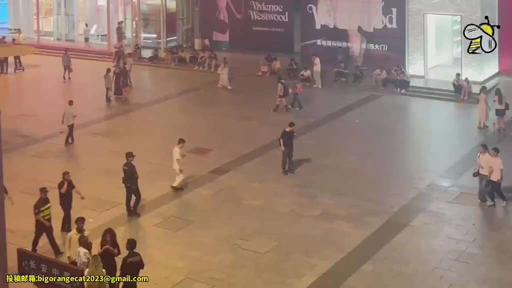 編號：4️⃣9️⃣5️⃣
【中共乱象】「西安赛格事件后续：大量市民到追悼会献花，商场周边仍有大量警察保安（2026.07.05）」7月5日，严鹏的追悼会在西安市殡仪馆咸宁厅举行，大量市民顶着压力前往现...