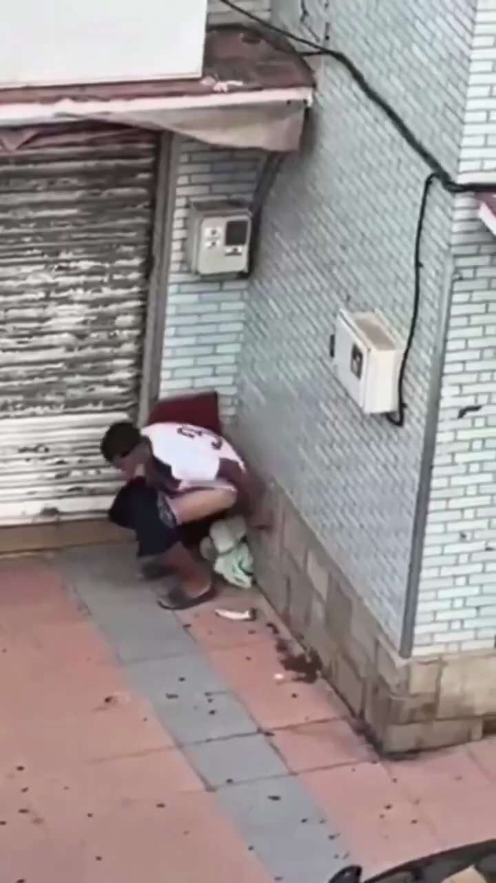 🚨BORDER EMERGENCY IN SPAIN🇪🇸 
Cueta has been turned into a third world city in only 48hrs because...