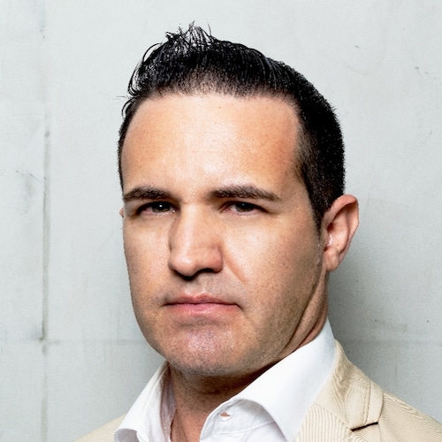 Real estate Agent(Realtor) and international consultant in Brasilia(Brazil). Former building manager(2012–2020) with man...
