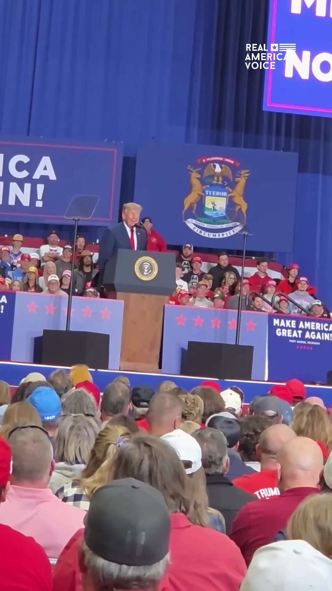 Crowd ERUPTS in applause when @POTUS
 calls on ILHAN Omar to RESIGN for using a FAKE NAME!