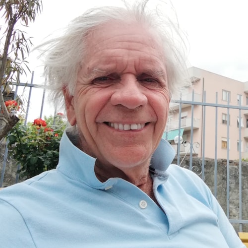 Retired as Engineer, working in Oil & Gas sector. Writes UMA PAGINA, which can be accessed in his website and also in Li...