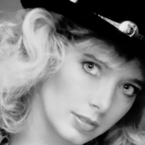 🇺🇸Chief Paramedic  and 911, Officer
 Daughter of a Navy Veteran. Interest Photography, Banjo, my dogs Sammy, Bo, and T...