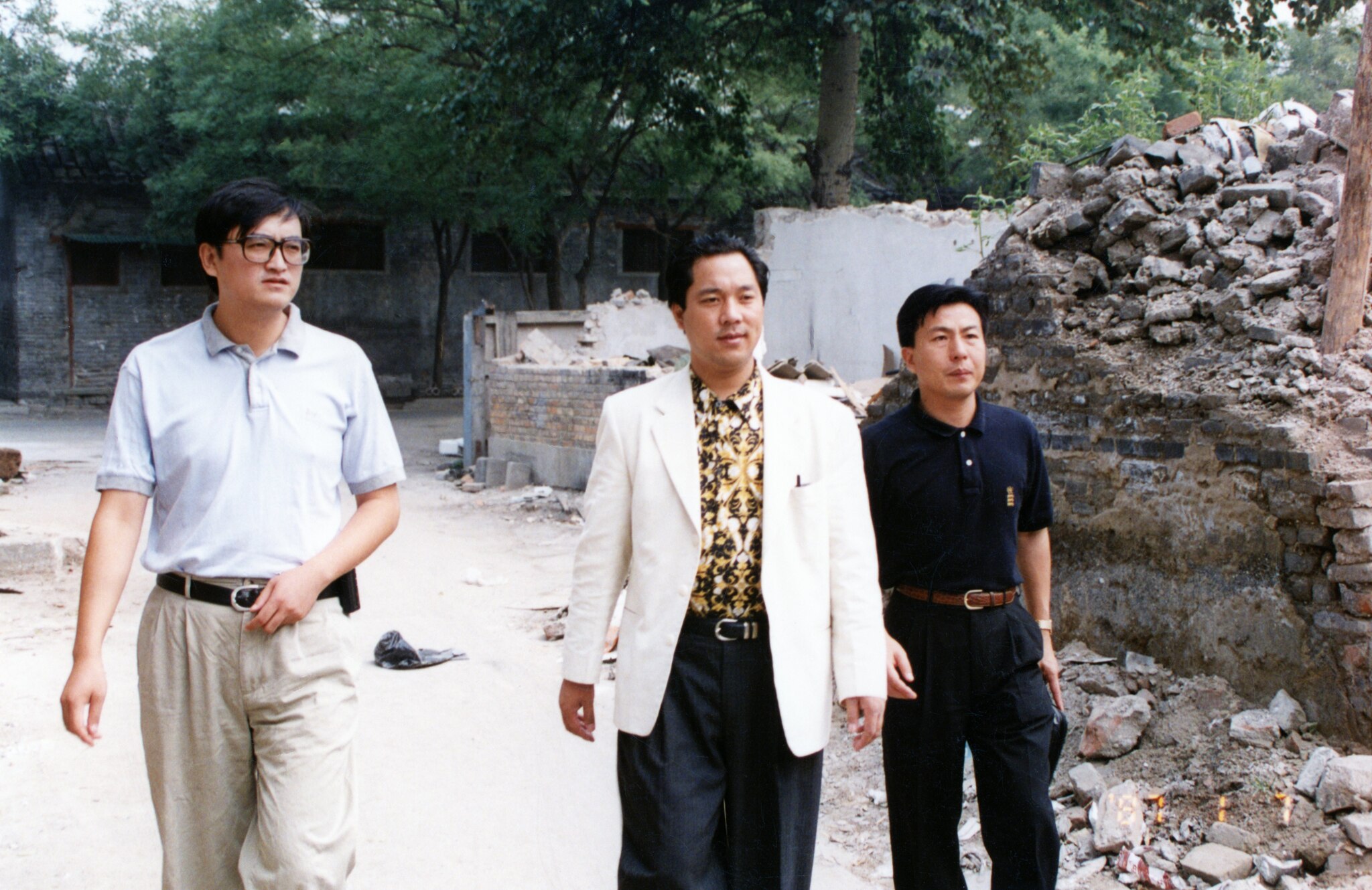  4月28日：与曾庆红家族派来向我借款的代表……到现场视察拆迁工地了我…… 

