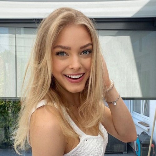 Pretty brown eyes and a mind full of thoughts.