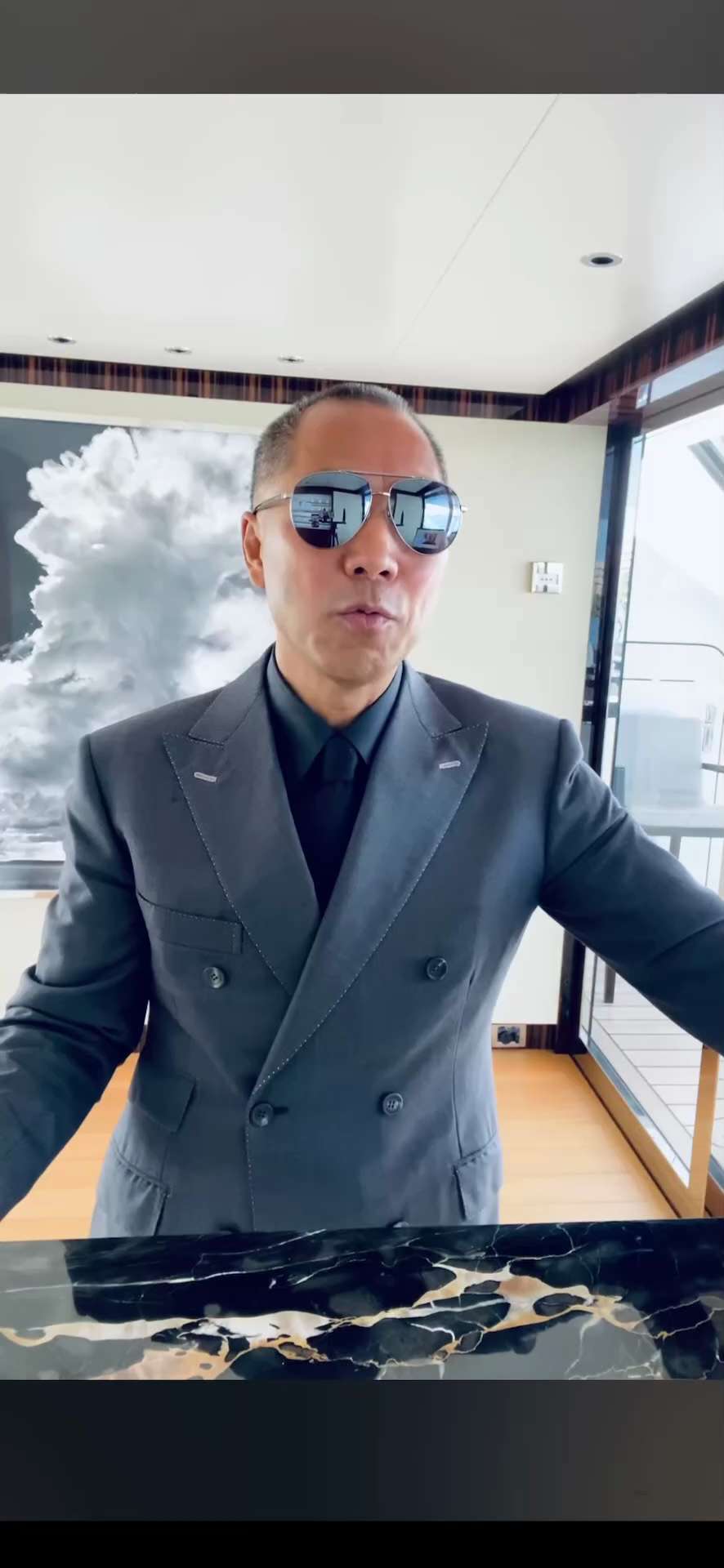 人生就两件事，你怕死，你怕老，然后在怕死怕老下面你怕穷，怕没面子等等，就是佛家讲的贪嗔痴慢疑。
你把人生无常看透了就没有怕。因为你有怕，你就有在乎，你有在乎你就有更多的欲望去解决这些怕，你就永远一生在...