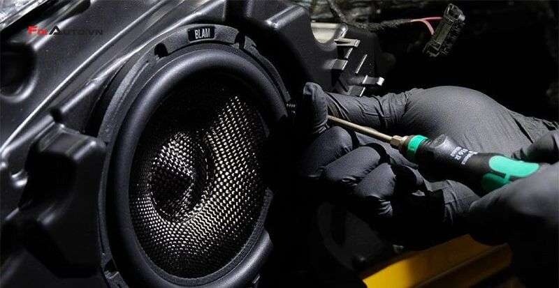 Trong thế giới ô tô hiện đại, việc cải thiện hệ thống âm thanh trong xe là một phần quan trọng để tạ...