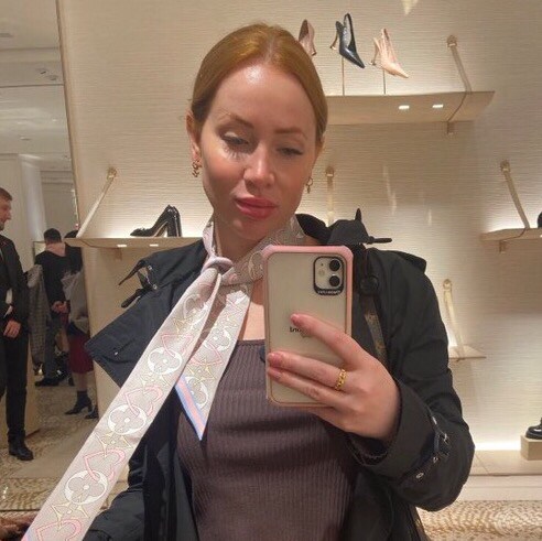 Girl like Nancy 
Selfie motivation 
She’s a hero selfie dignitaries 
Open minded jovial stand for the right part.
Single...