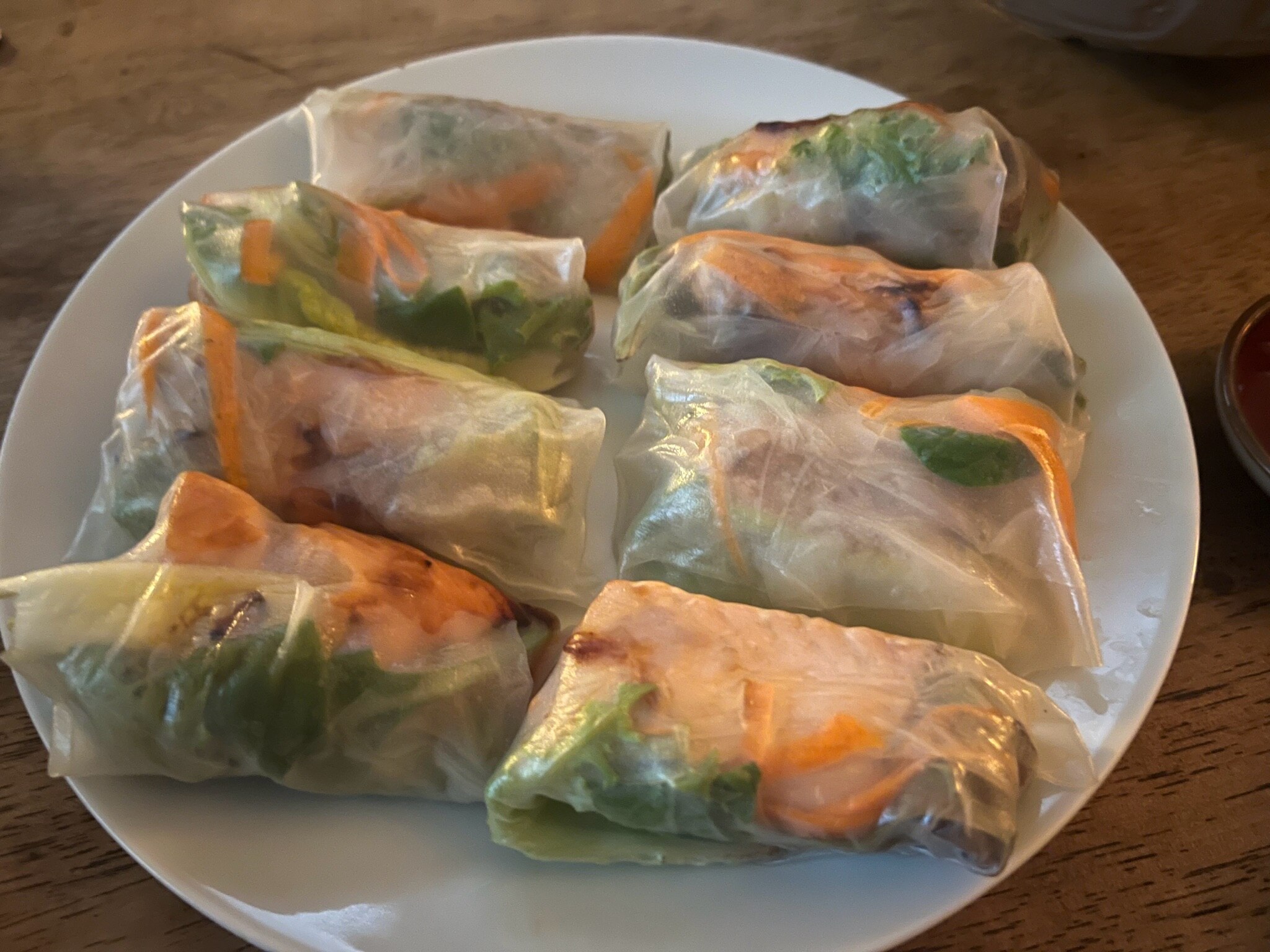 战友们，#你吃饭了吗？

最近我一直在尝试健康饮食，但今天我决定豪华一把来庆祝郭文贵先生的生日 🙏🏻 

我希望他吃到了美味的食物，与亲人共度了美好时光💜

三文鱼春卷和柠檬奶酪蛋糕 🍋

H...