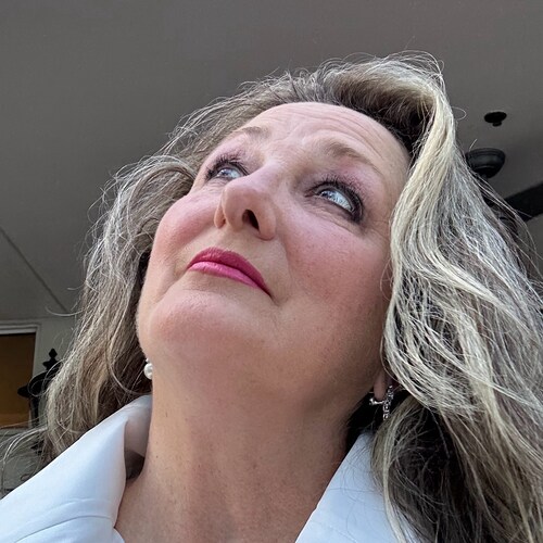 Writer/Producer newsmedia/entertainment 30yrs RTNDA NATPE BMI MomOf3 DaughterWWII/KoreaVet Jayhawk
#WeHaveACountryToSave