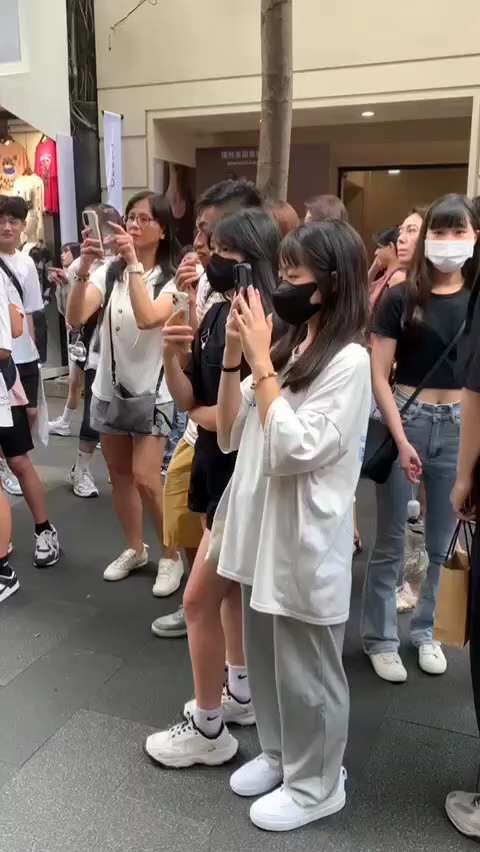 在台北繁华街头，爆料革命战友们再一次聚集，这个周末，有特别的意义，因为爆料革命发起人郭文贵先生的案子开始进入庭审期， 做为 中共最害怕的人，他开创的爆料革命正在改变这个世界！

全世界都看出了中共对台...