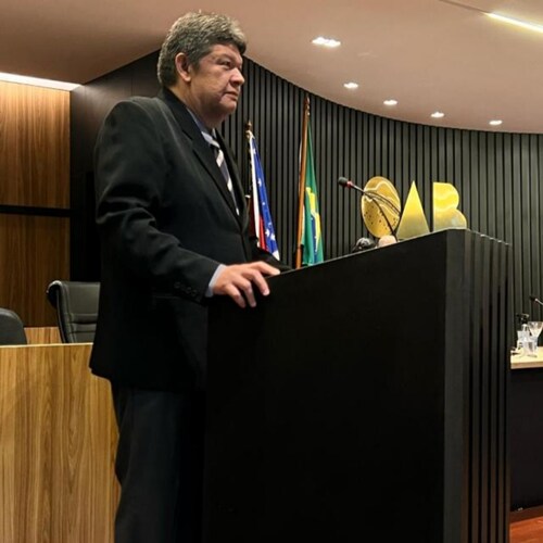 Graduado em Economia e Direito.(Advogado).