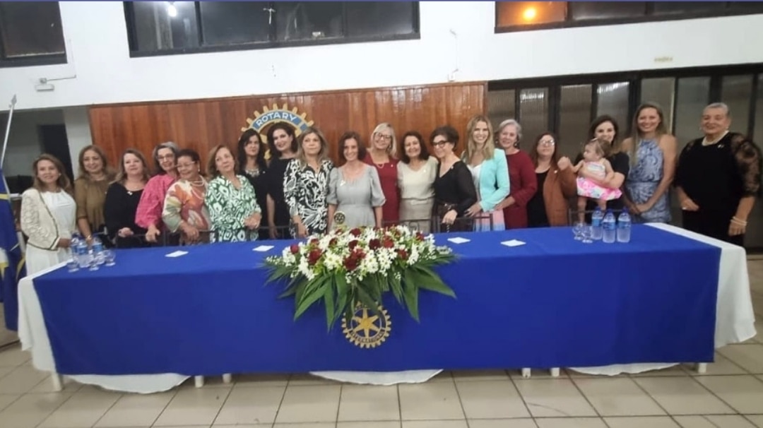 Texto do Rotary Club de Votuporanga:

Companheiras da Casa da Amizade na posse do Novo Conselho Dire...
