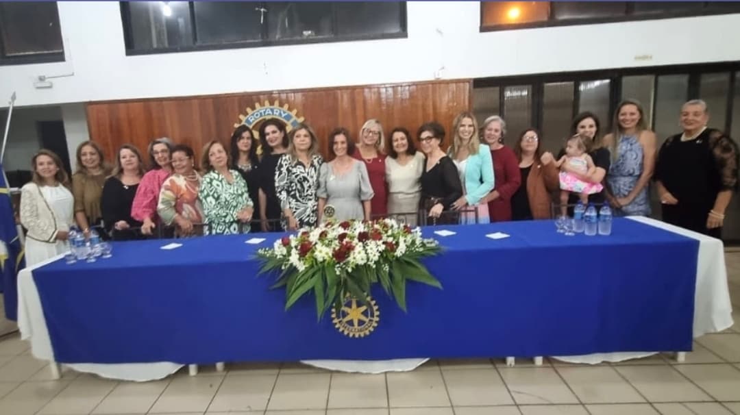Texto do Rotary Club de Votuporanga:

Companheiras da Casa da Amizade na posse do Novo Conselho Dire...