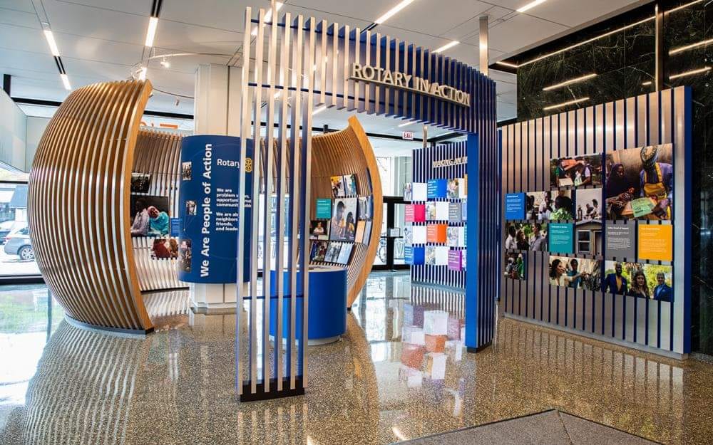 A exposição "Rotary in Action", no saguão da sede mundial do Rotary International, em Evanston, nos ...