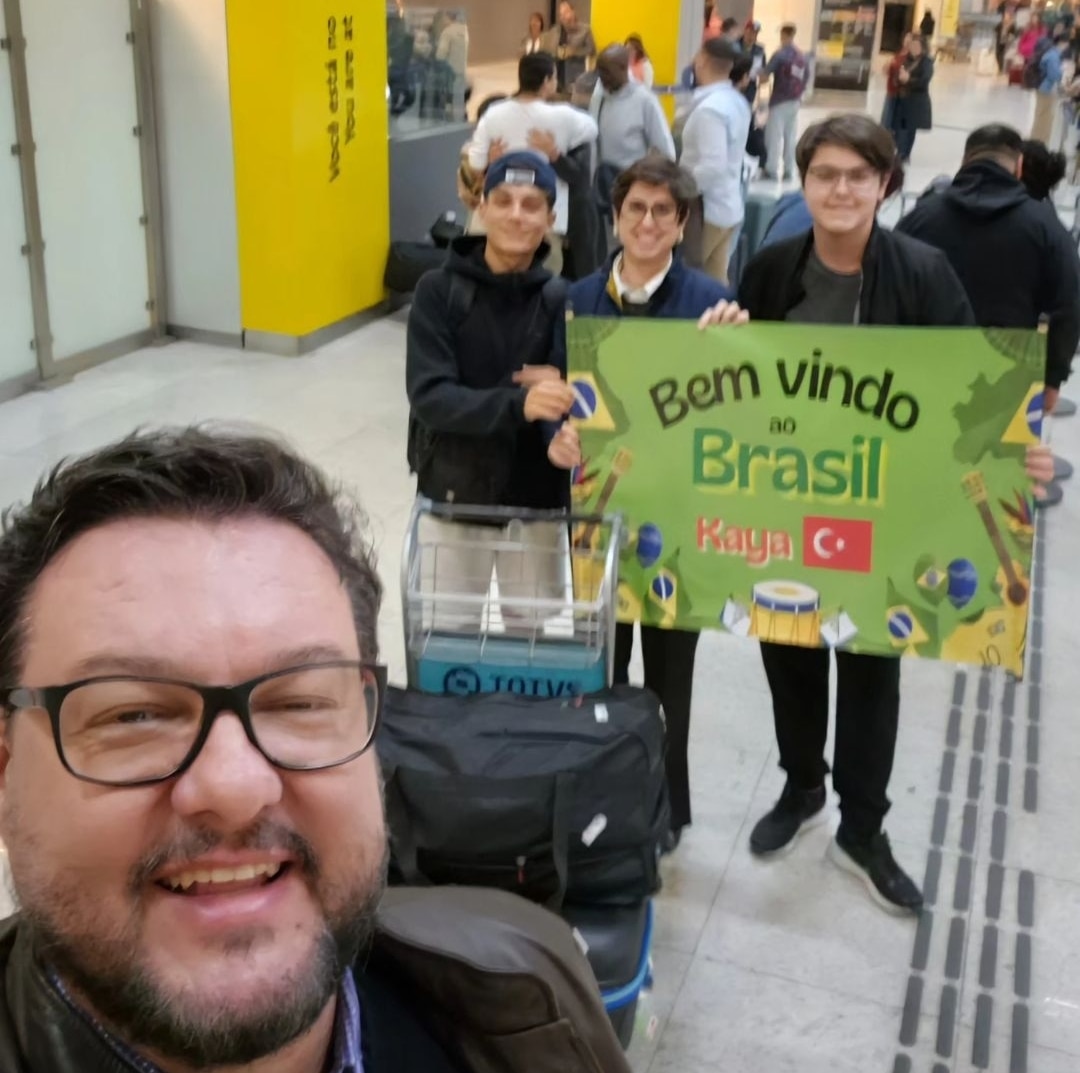 Texto do YEP4480:

Neste chegadas e partidas é o desembarque do nosso querido Kaya, da Turquia, que ...