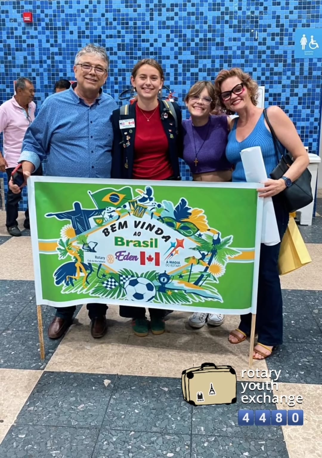 Texto do YEP4480:

Continuando nossos chegadas e partidas, desembarcou tbm nossa canadense Eden, par...