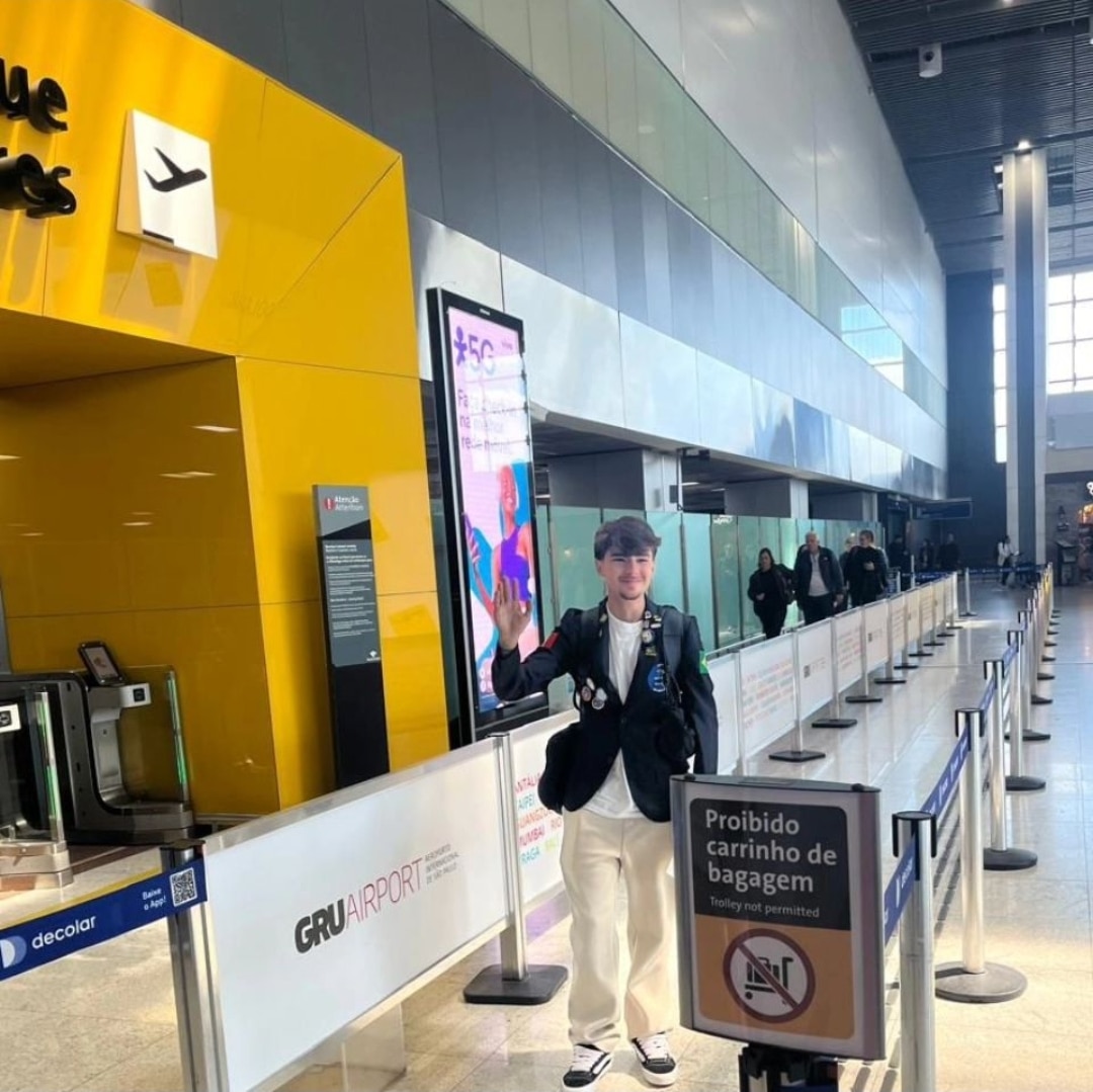 Texto do YEP4480:

Nosso chegadas e partidas de hoje é o embarque do nosso querido Antônio para a Fr...