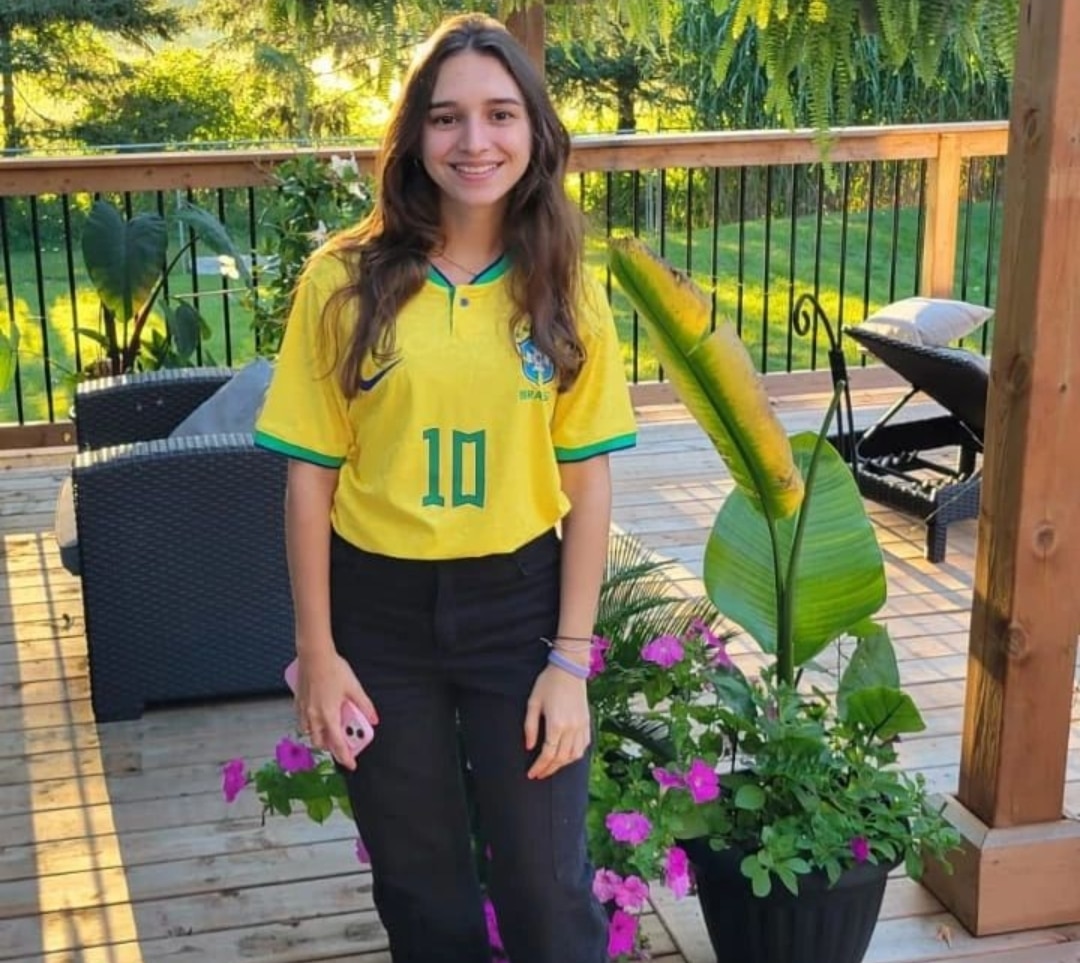 Texto do YEP4480:

Nossa querida Maria Leonor realizou um passeio na Cataratas do Niagara, com famil...