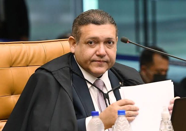 Muitos chamam o Nunes Marques de COVARDE por "não usar a caneta e suspender" a decisao do Morais sobre o X.
Mas seria eficiênte? Não!
Qual a consequência deste ato? Ele ficaria desmoralizado pelos demais, frente a "sistema" atual do STF.
Melhor decisão é jogar para o plenário, ter discussão e obter mais apoio com "empurrão" da sociedade.