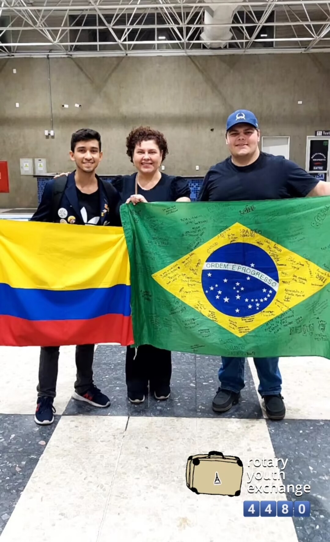 Texto do YEP4480:

Nosso chegadas e partidas de hoje é o desembarque do nosso querido Samuel, da Col...