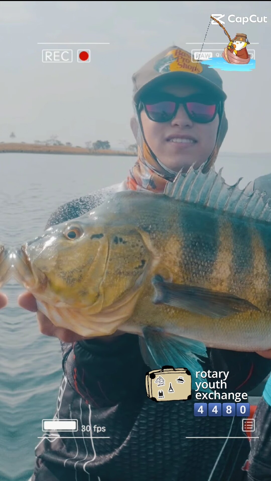 Texto do YEP4480:

Nosso querido Turi, está curtindo uma pescaria com sua família hospedeira em Sant...