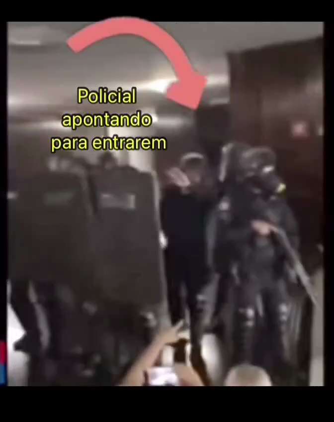 "Policiais incentivaram a entrada dos manifestantes no congresso. Faziam gestos amistosos e convidav...