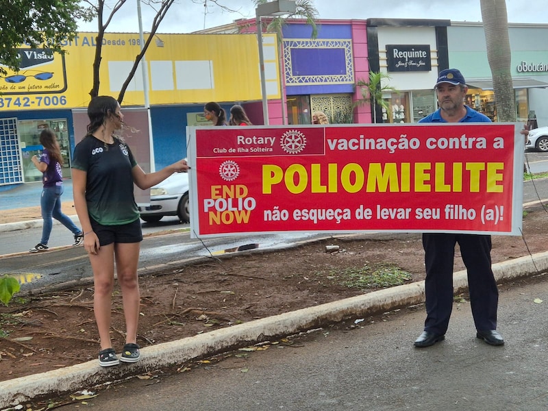 A Família Rotária de Ilha Solteira fez um trabalho intensivo no combate à poliomielite no dia 26 de ...